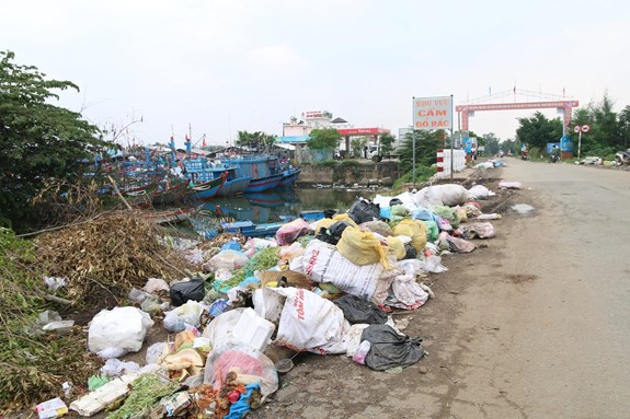 Phế phẩm từ sinh hoạt, buôn bán của người dân vứt khắp nơi.